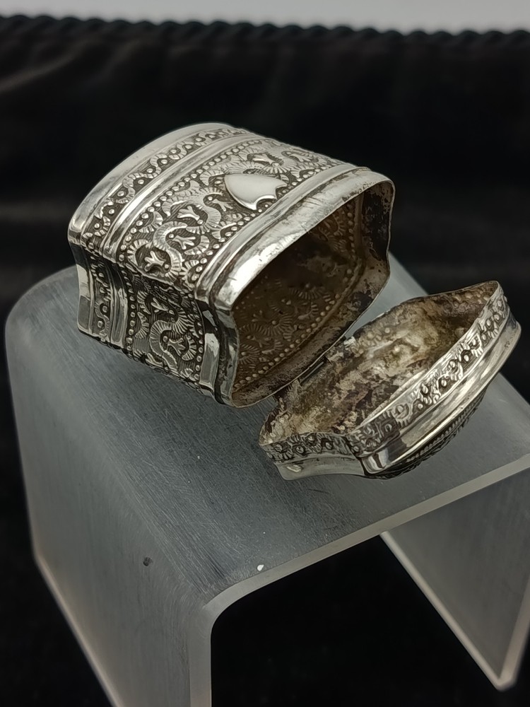 19th Century Loderein Dutch Scent Snuff Solid Silver Repousse Hinged Lid Box