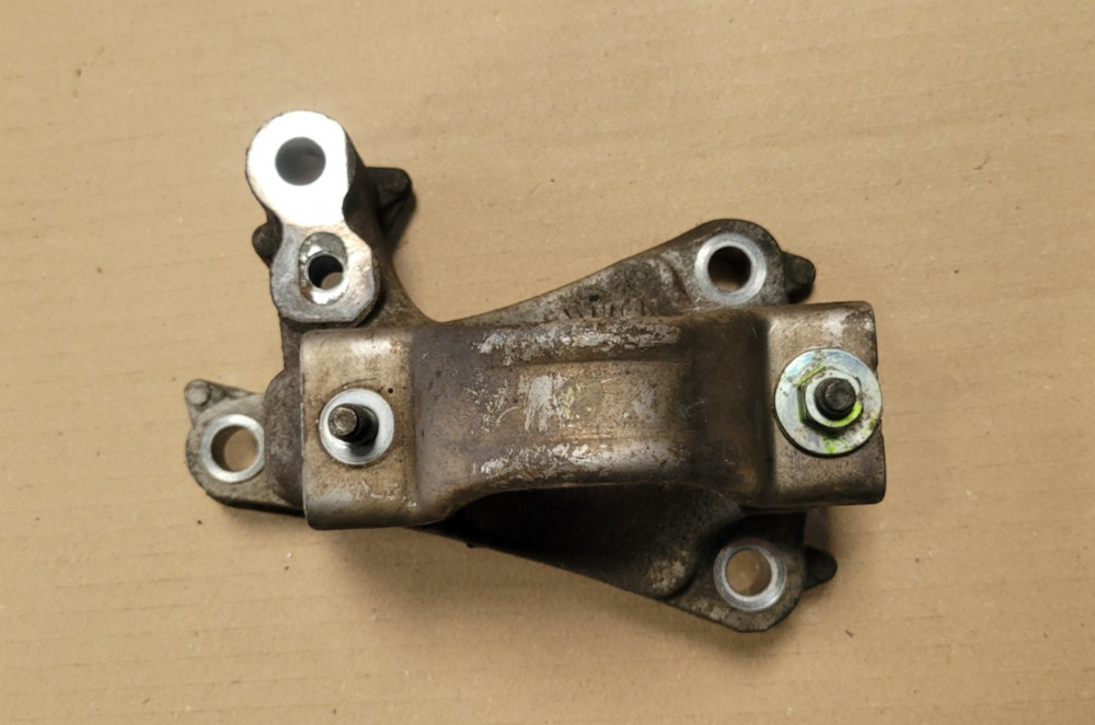 2017 Mazda 3 2.2D Driver side driveshaft mount bracket