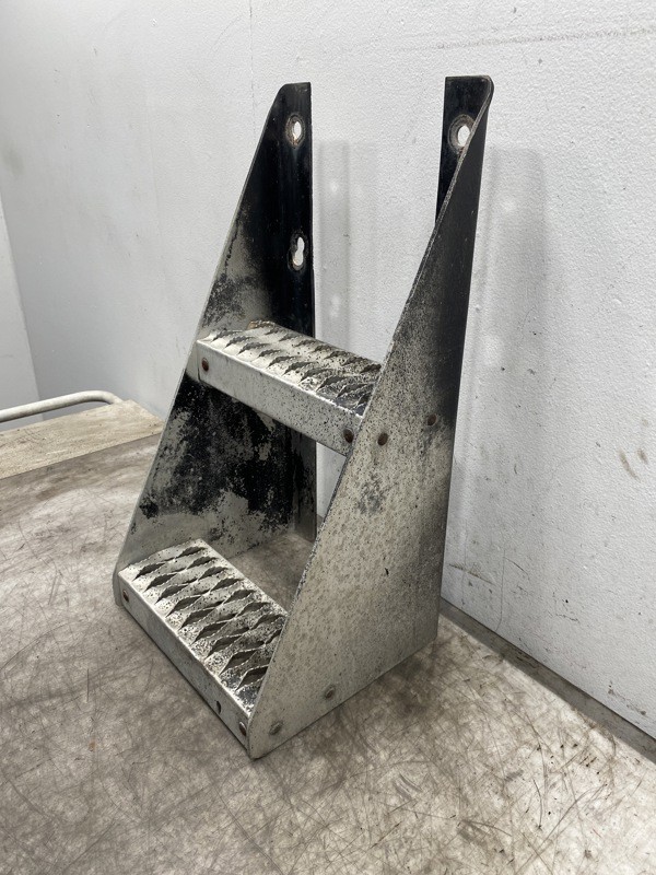 2004 Freightliner Columbia Frame Step (722-10305)