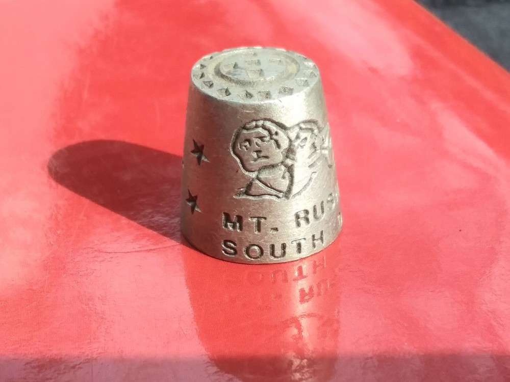 Mt. Rushmore Souvenir Thimble.  Pewter.  Vtg condition