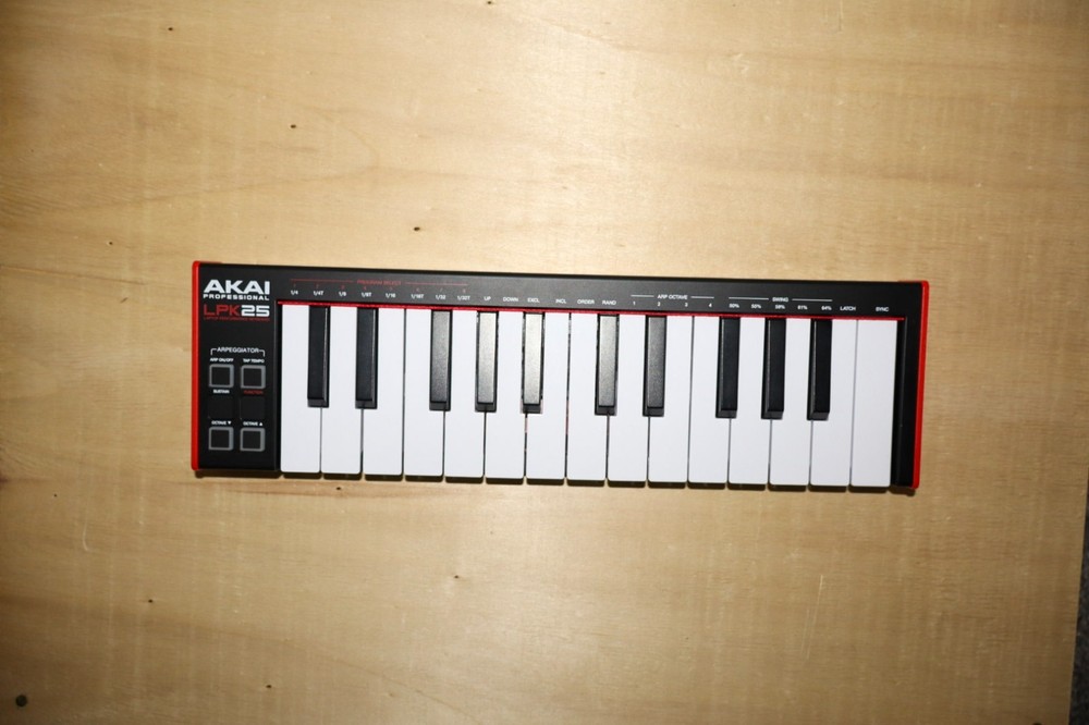 AKAI Professional LPK25 - USB MIDI Keyboard Controller with 25 Responsive Synth