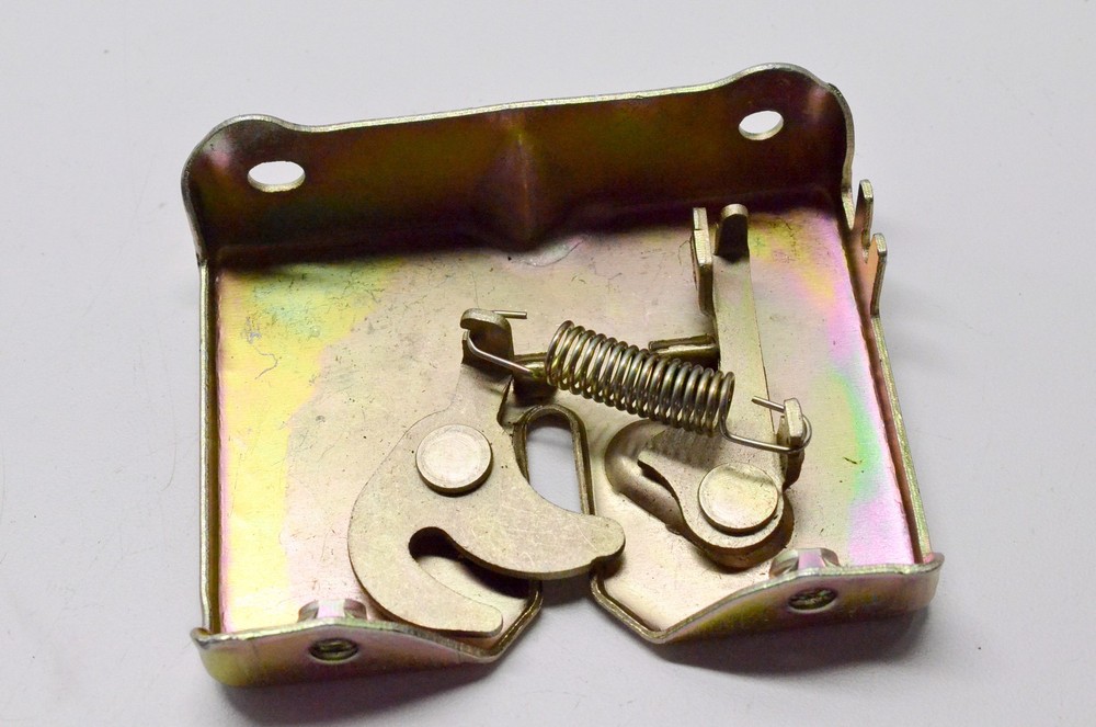 Sym 77235-S1B-A000 Seat Latch Catch NOS