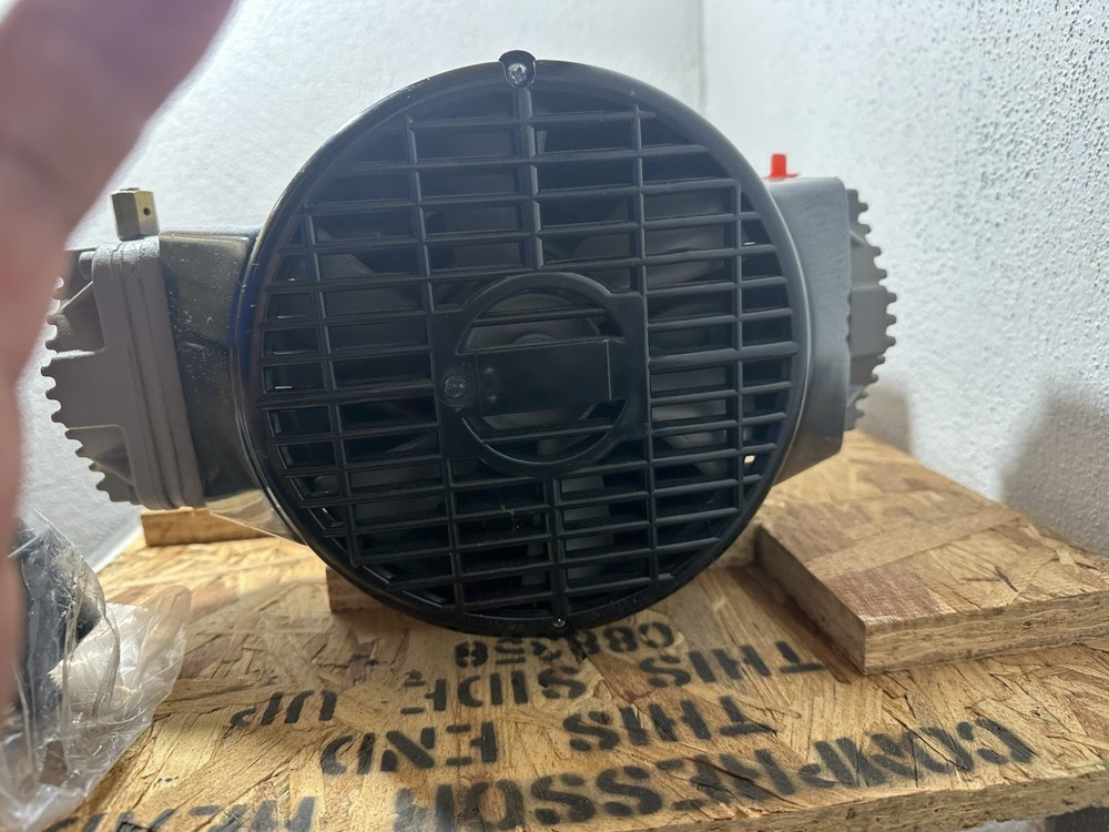 Thomas Oil-Less Piston Air Compressor, Model TA-4172