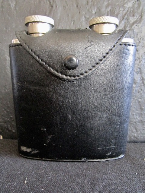 VINTAGE  DOUBLE  FLASKS  IN LEATHER JACKET  -   REMOVABLE