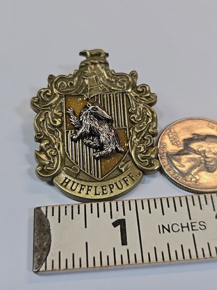 Harry Potter Universal Studios Lapel Pin Hufflepuff Crest