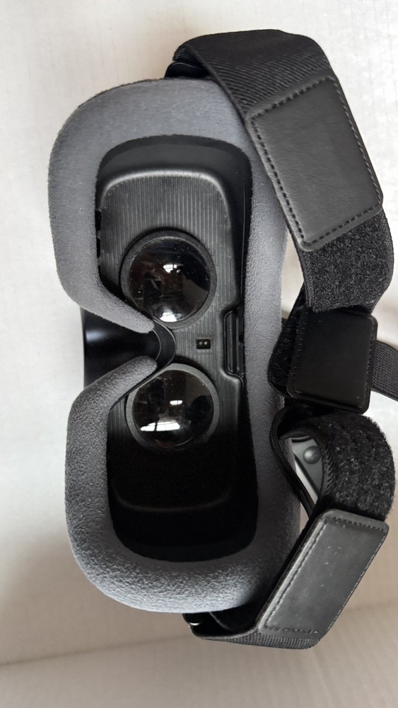 Samsung Gear VR Black Smartphone Virtual Reality Headset with controller