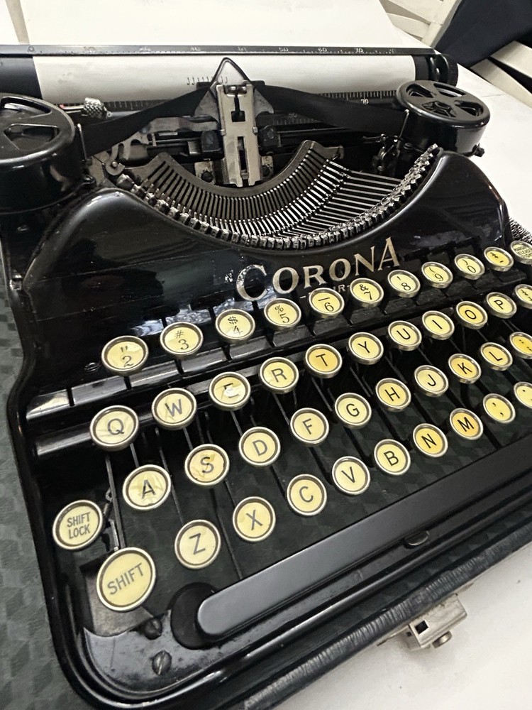 Corona Portable Typewriter Black with Case