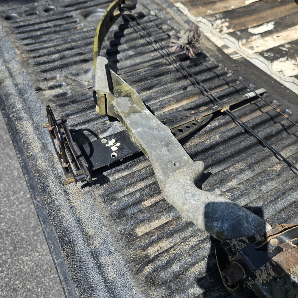 INDIAN Deerhunter Vintage Right Hand Compound Bow 44" Long