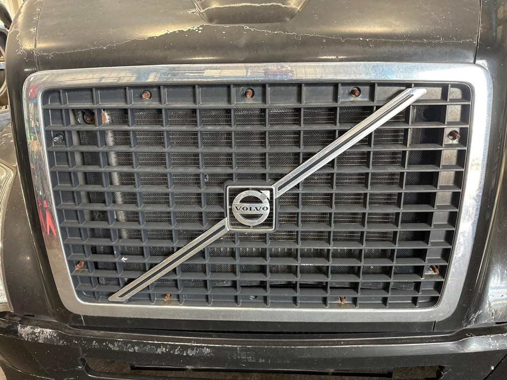 2003-2017 Volvo VNL Grille - Used