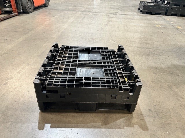 Used 30x32x34 Collapsible Container, Access Doors: 2, Color: Mixed