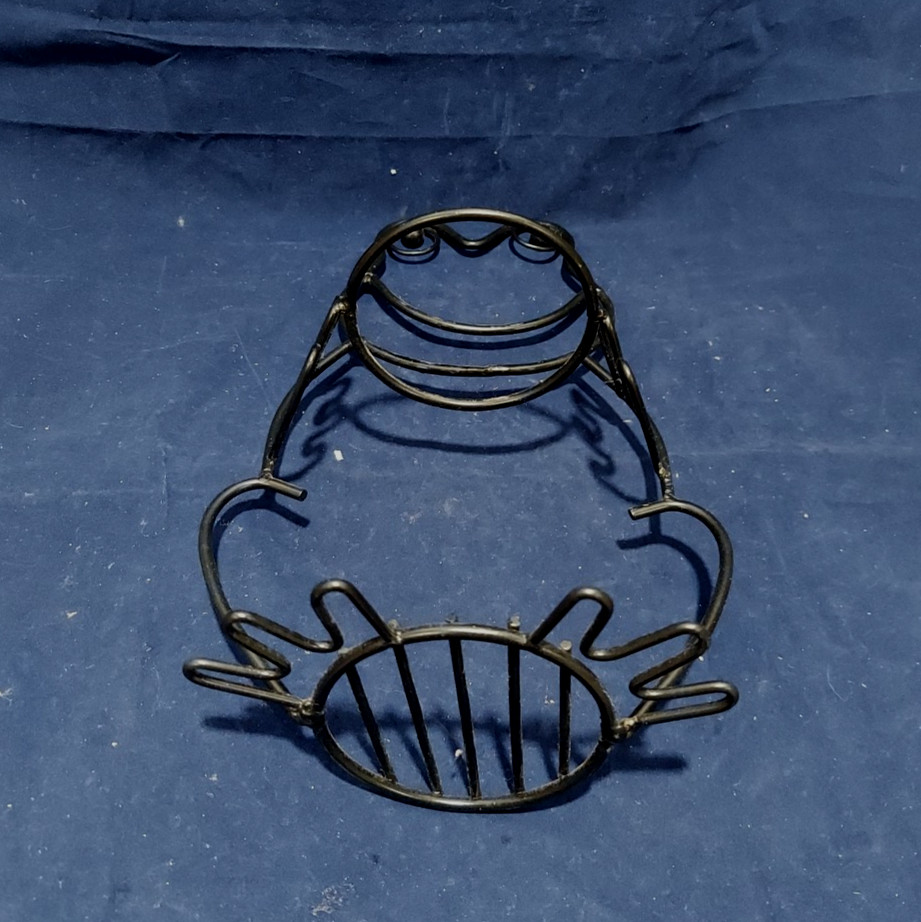 Rustic Distressed Frog Planter Metal Wire Design Free standing