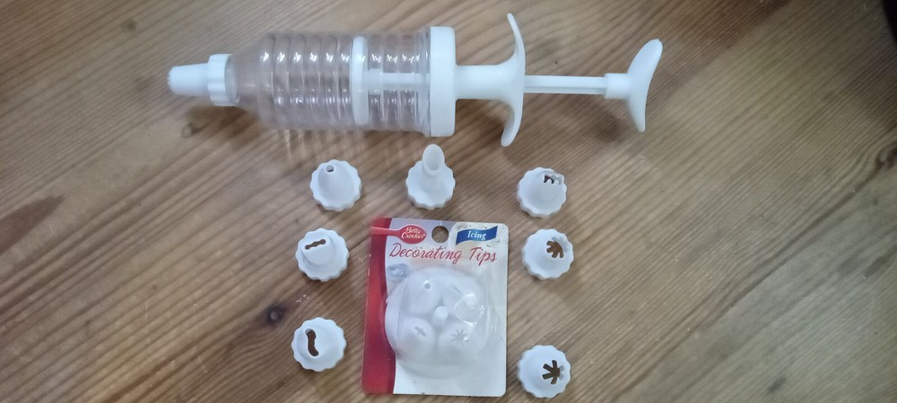 reusable plastic cake icing decorator tool