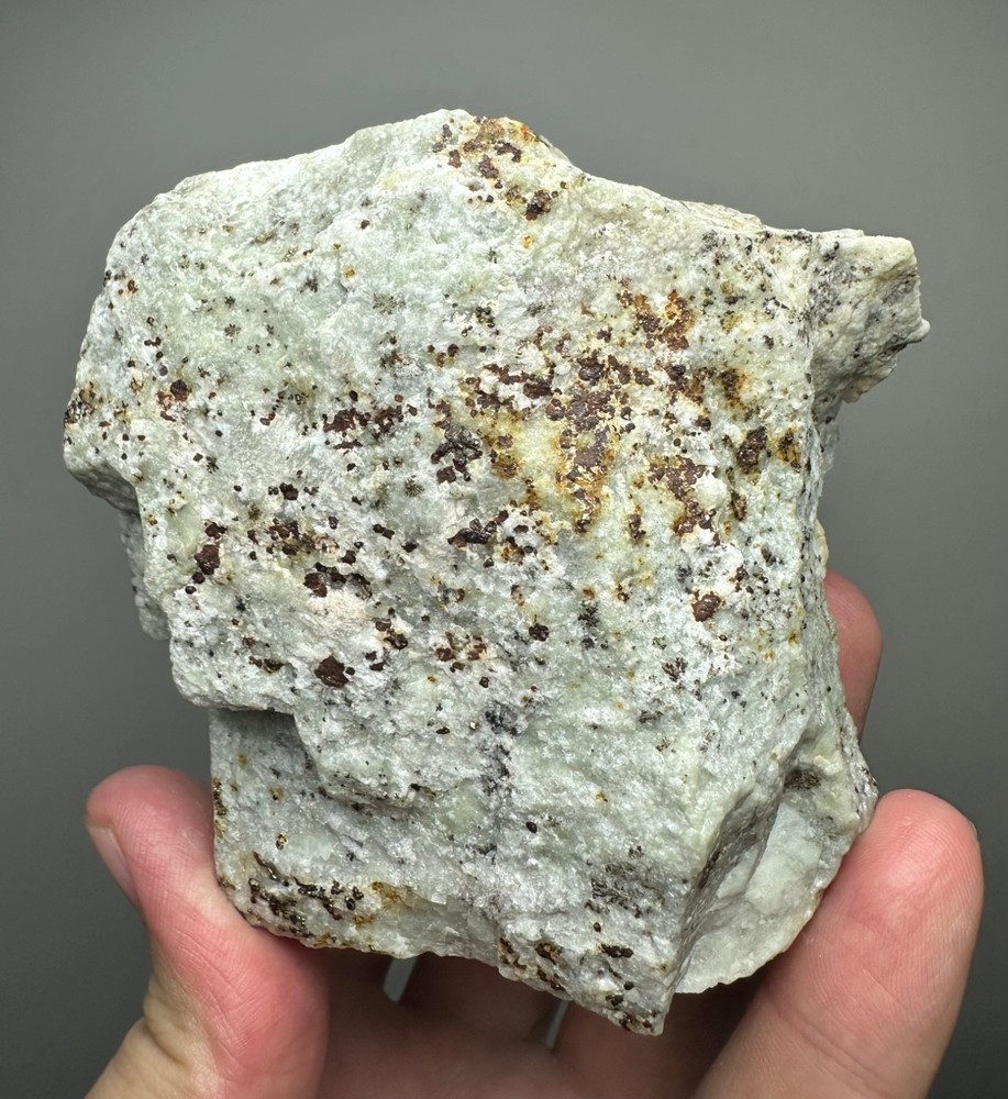 719 Gr. Fluorescent Strong Persistent Phosphorescent Hackmanite, Phlogopite, Mtr