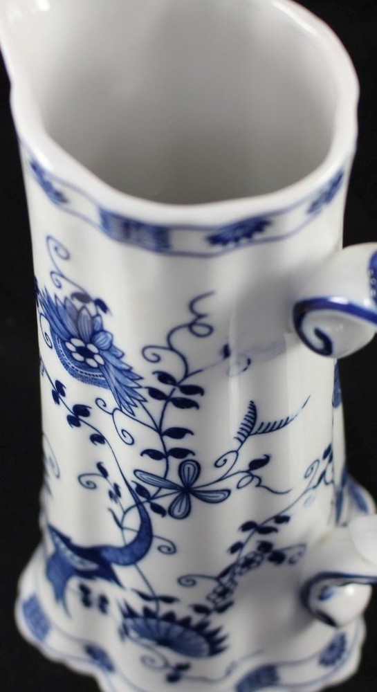 Seymour Mann Bue Onion 24 Ounce Pitcher