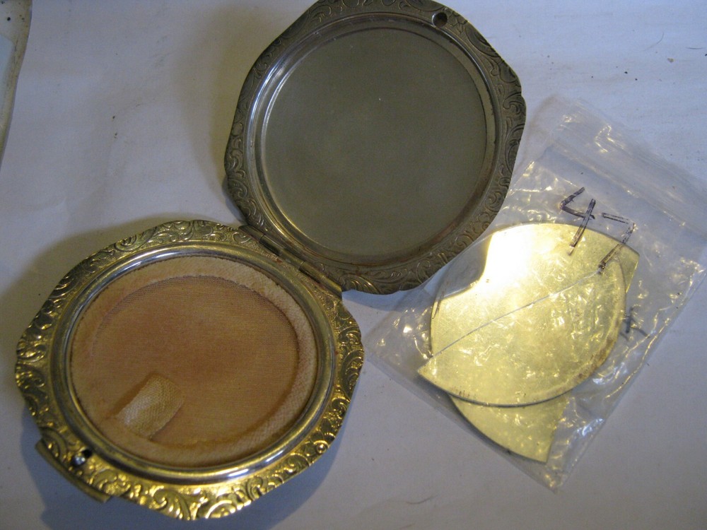 835 Solid Silver LUTZ & WEISS f. Germany 1882 Scallop Edge Paisley 3" Compact