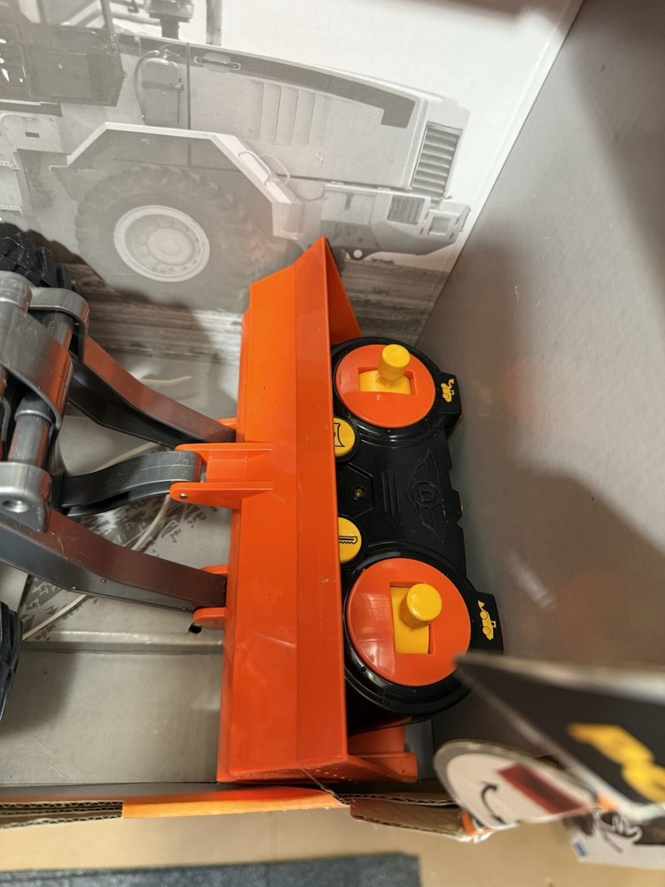 DRIVEN R/C FRONT END LOADER BY BA TTAT