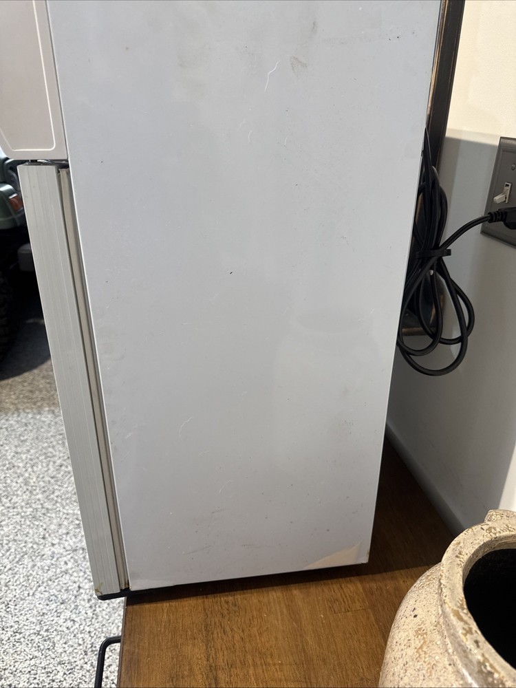 Mini Refrigerator/used /clean/works Tested / No Key