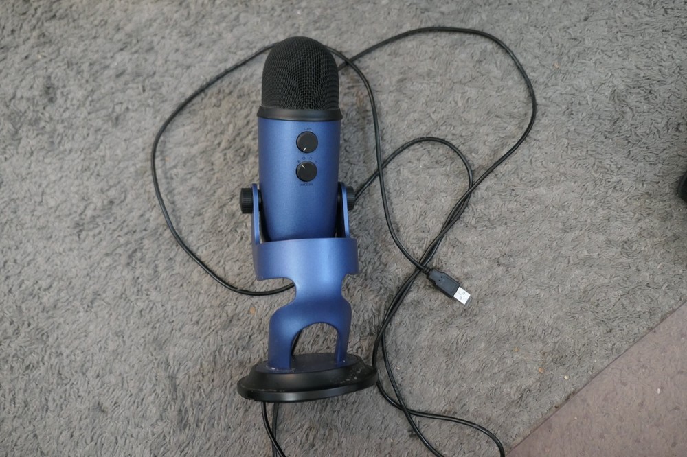 Blue Yeti Professional Multi-Pattern USB Microphone P/N: 888-000328