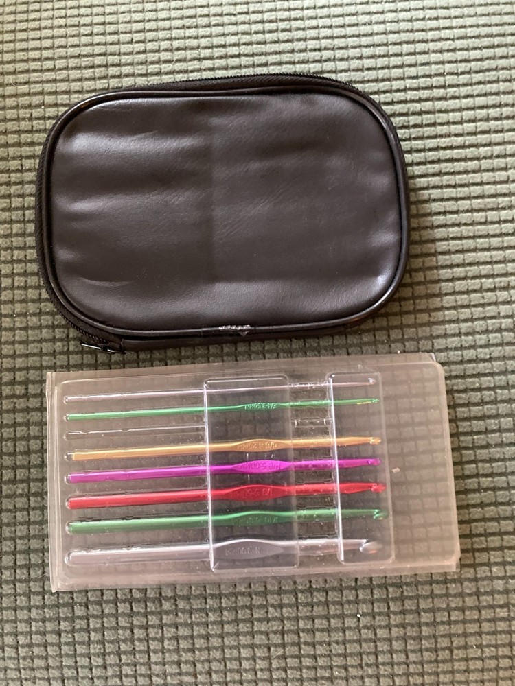SET OF CROCHET HOOKS AND CASE