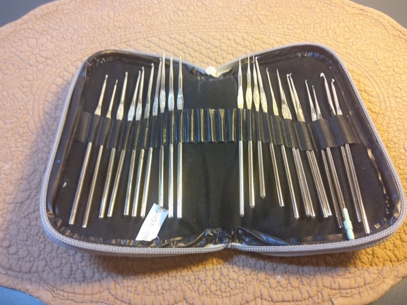 23  Crocheting Needles,  Boye Set +