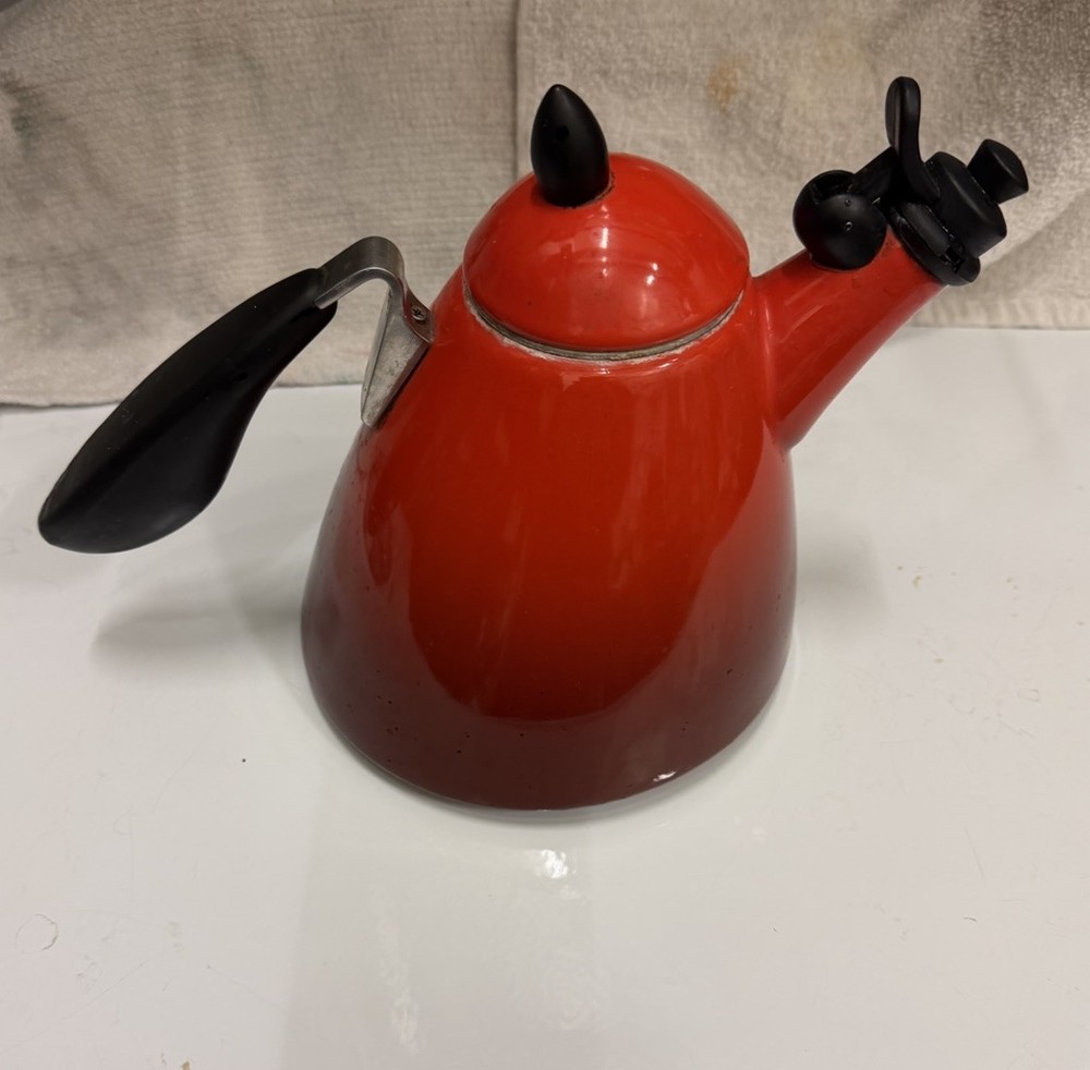Le Creuset Ogive 1.7 Quart Red Ombré Whistling Tea Kettle Egronomic Handle