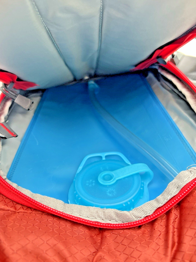 TOPI RIO HYDRATION PACK BACKPACK HIKING, CAMPING, ETC WITH BLADDER