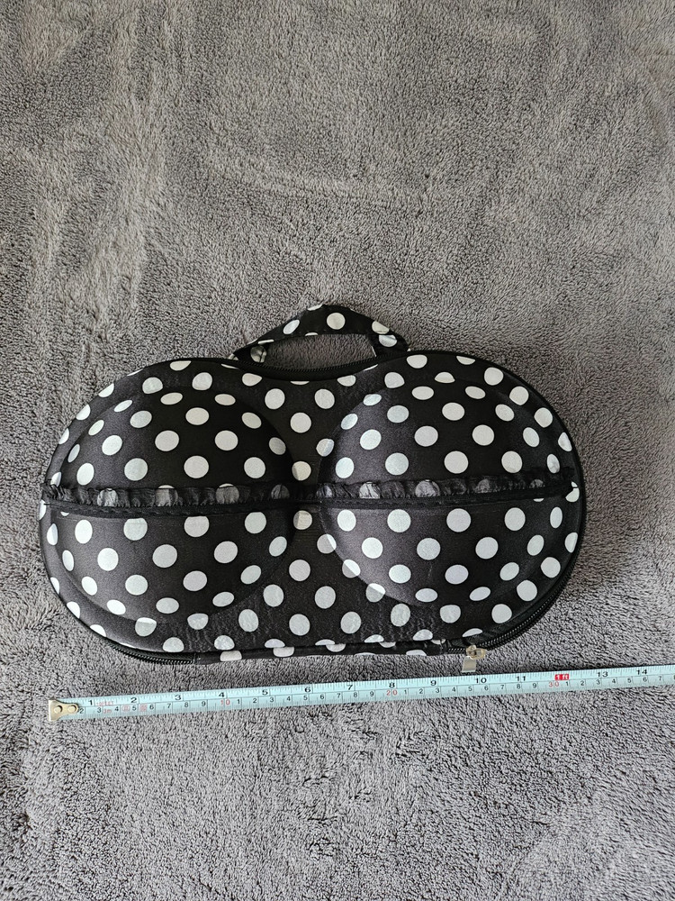 Zipped bra organiser