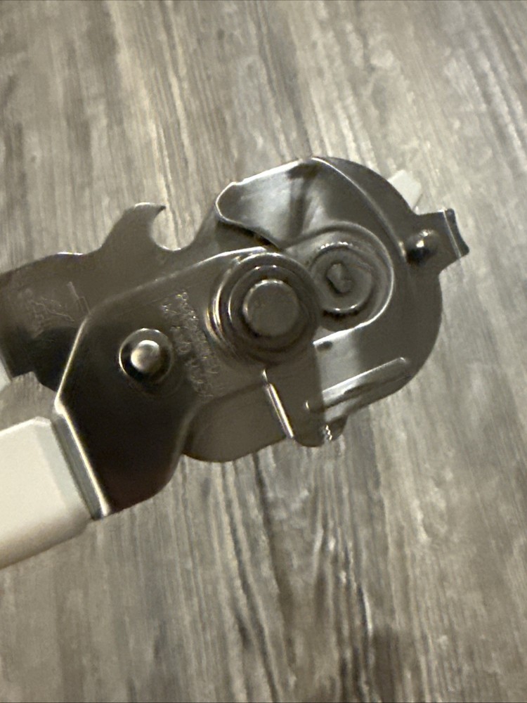 The Pampered Chef Smooth Edge Can Opener - Read