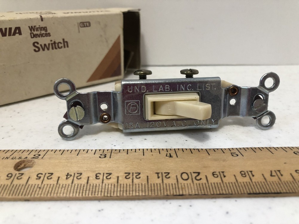 Vintage Sylvania Single Pole Quiet Switch Model 3331-1 NOS