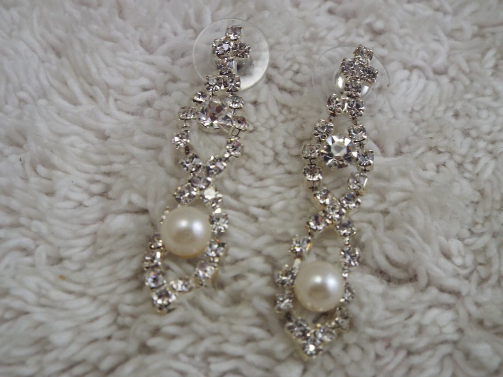 Rhinestone White Bead Pierced Earrings (B30)