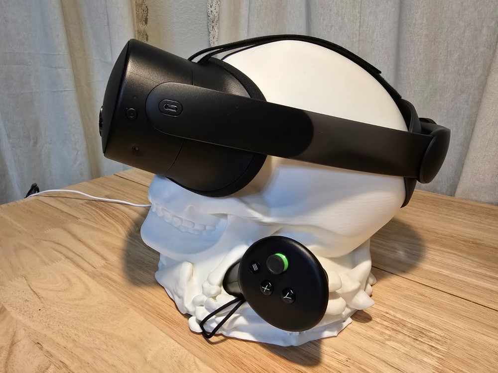 Skull VR Stand Accessories Compatible with Oculus Meta Quest 2, 3 (WHITE)