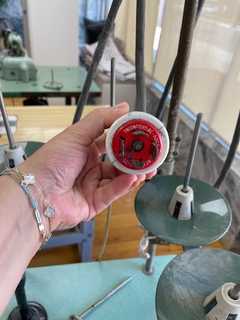 YAMATO Z361 OVERLOCK MACHINE WITH TABLE