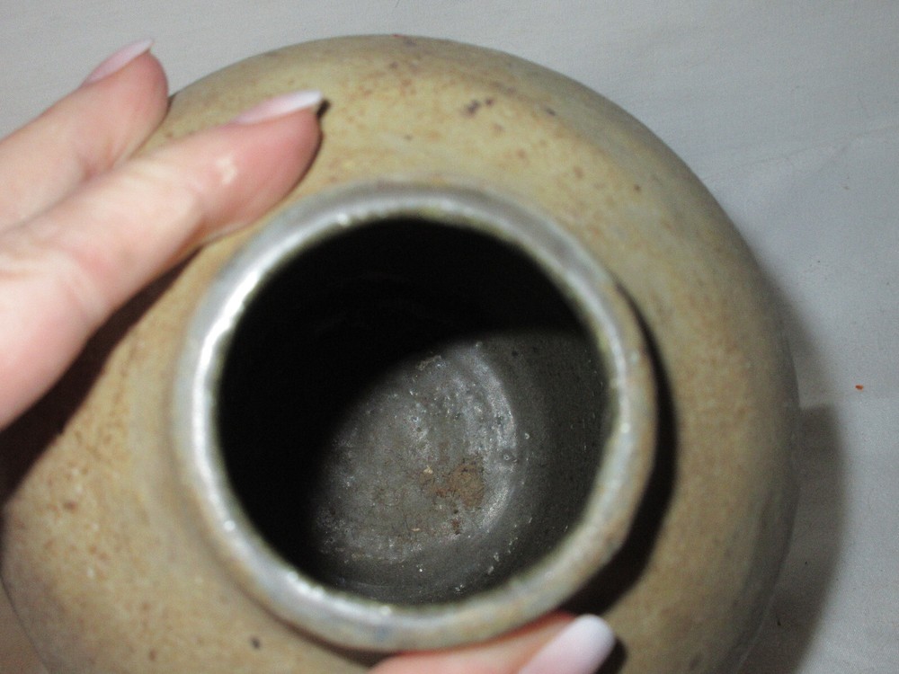 Handmade Pottery Vase LOVELY signed (GR).