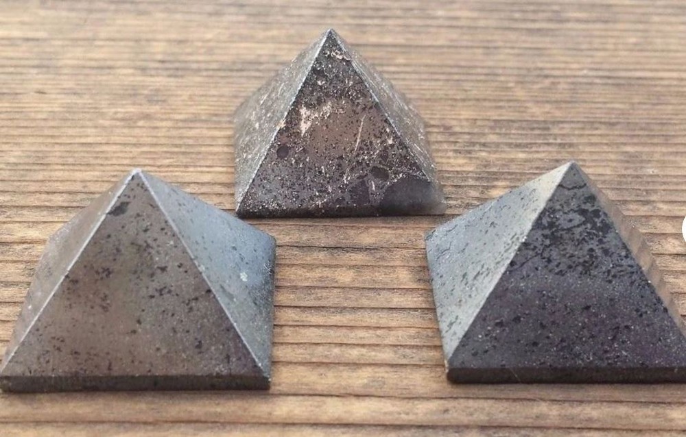 NATURAL HEMATITE SMALL GEMSTONE PYRAMID 20-22mm