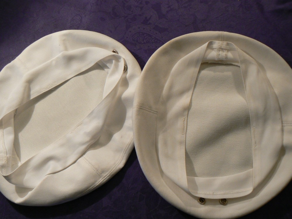 DEUX COUVRE-BERETS BLANCS