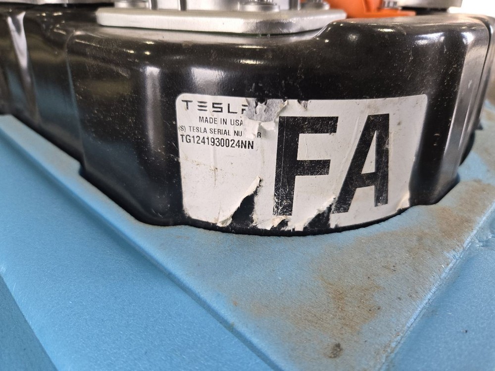 TESLA Y 2024 Battery - CASE SMASHED WILL NEED REPLACED