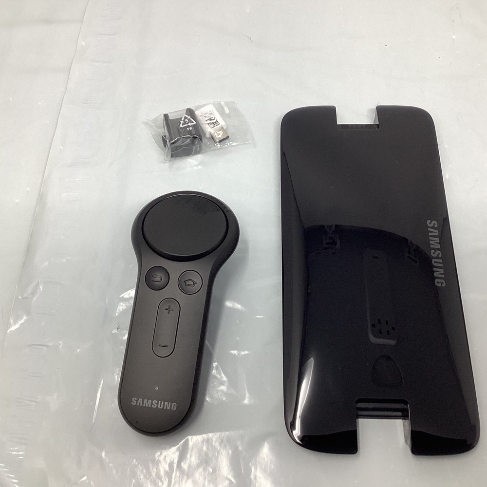 Samsung Gear VR With Controller Powered By Oculus