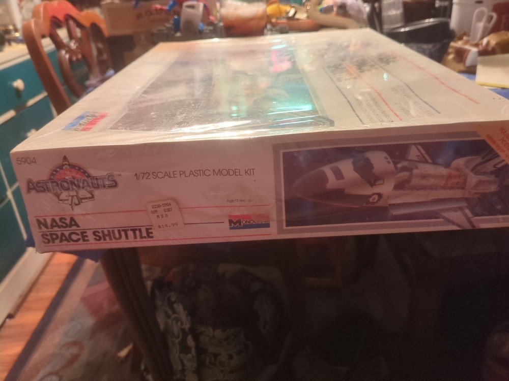NASA Space Shuttle 1/72 Scale Model Kit 1995 Edition