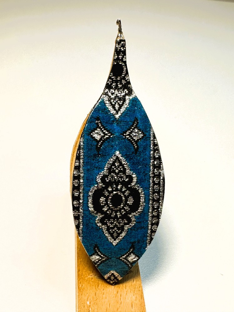 Tatting shuttle with Florence pattern 2.5 w hook blue
