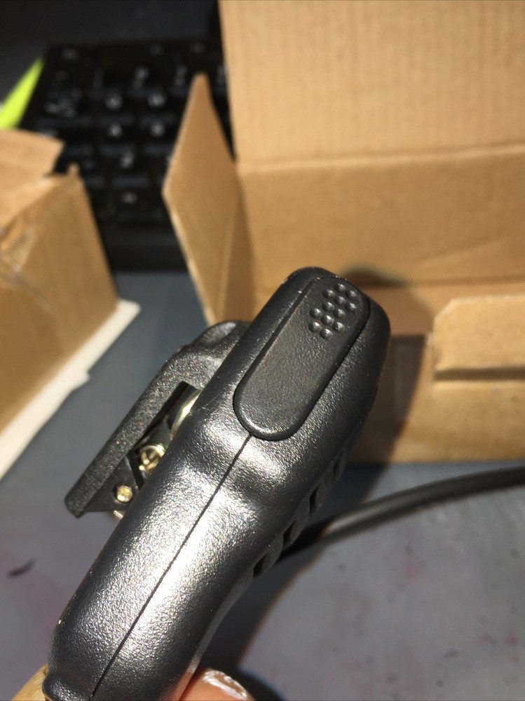 Hand Shoulder Speaker Mic. 👀 GR8 BUY.