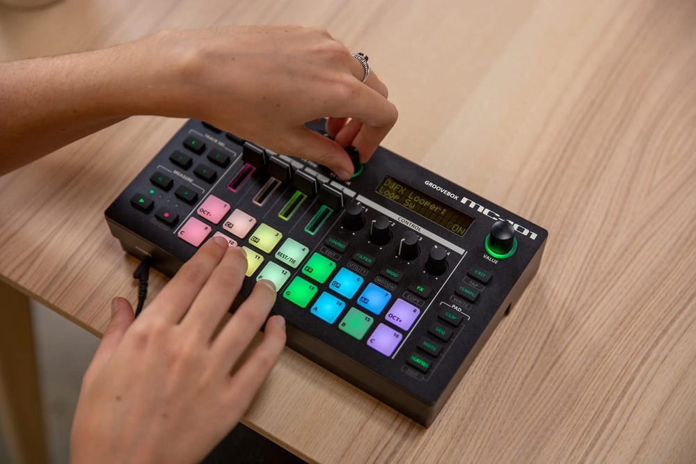 Roland GROOVEBOX MC-101