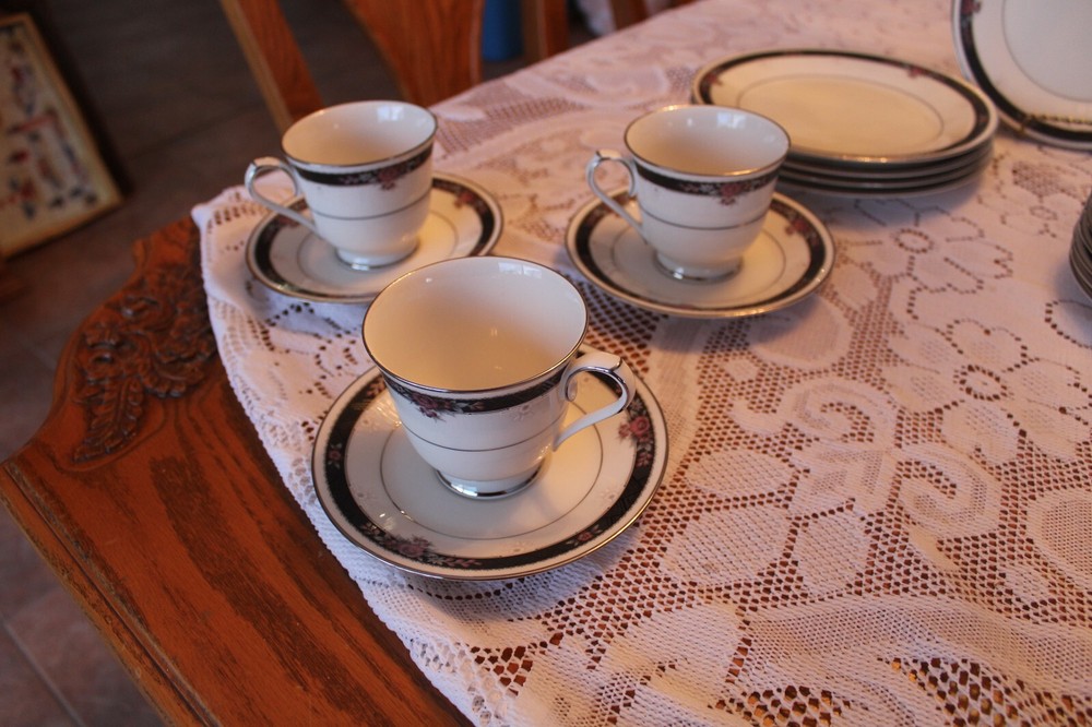 Noritake Ivory China Vintage Pattern 7260 Etienne 30 Piece Dinnerware Grouping