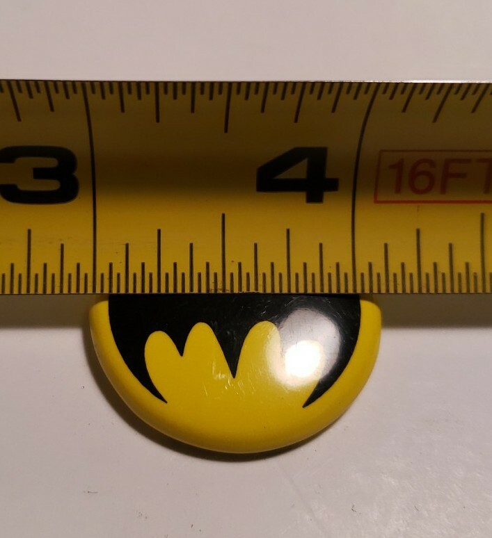 VINTAGE BATMAN PINBACK BUTTON SYMBOL STYLE 1996 DC COMICS