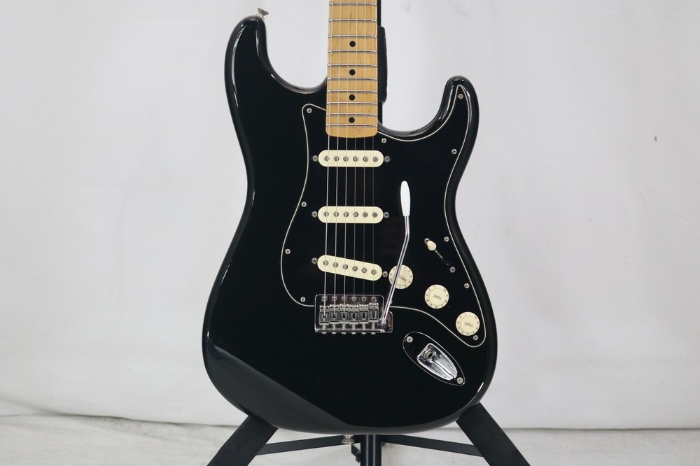 Fender FSR STANDARD STRATOCASTER