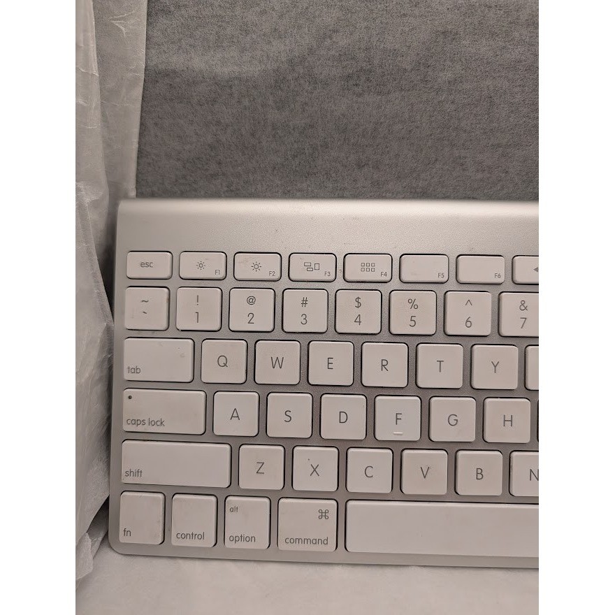Apple Wireless Keyboard A1314 Bluetooth Aluminum Silver QWERTY Battery Powered