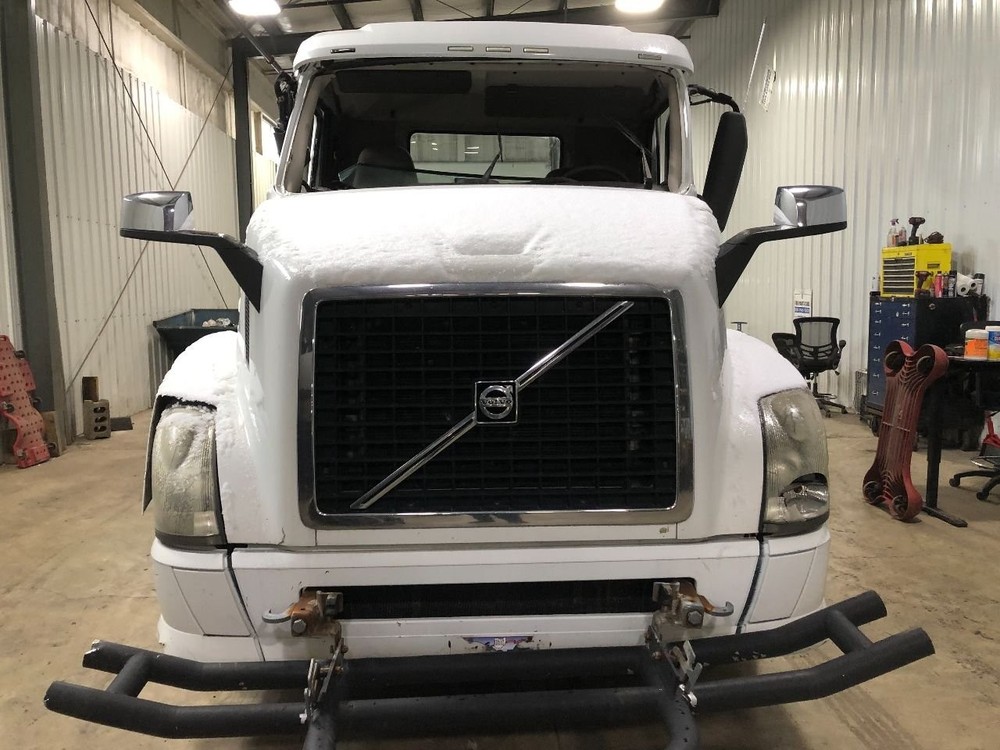 2003-2017 Volvo VNL Grille - Used