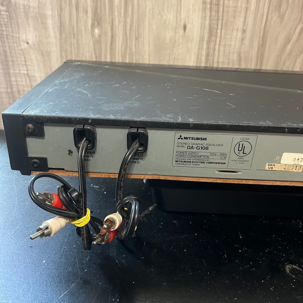 MITSUBISHI DA-G108 7-Band Stereo Graphic Equalizer Powers On (read)