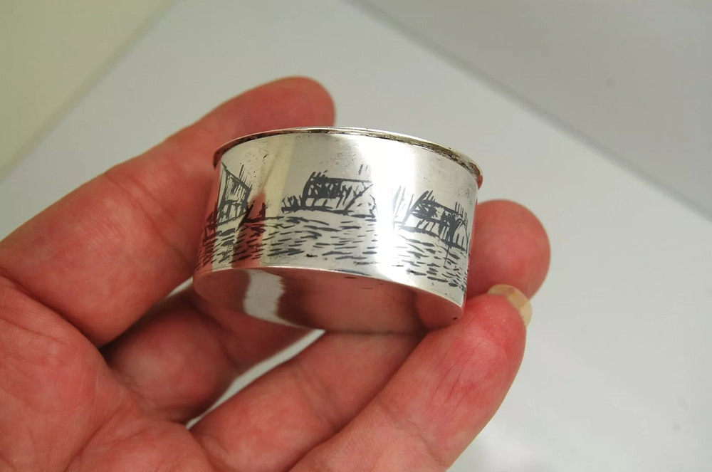 VINTAGE STERLING SILVER ARTISAN MADE SEA PLOT OVAL SHAPE SNUFF / PILL BOX