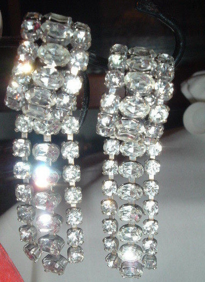 VINTAGE AUSTRIAN WHITE RHINESTONE DANGLE DROP CLIP EARRINGS