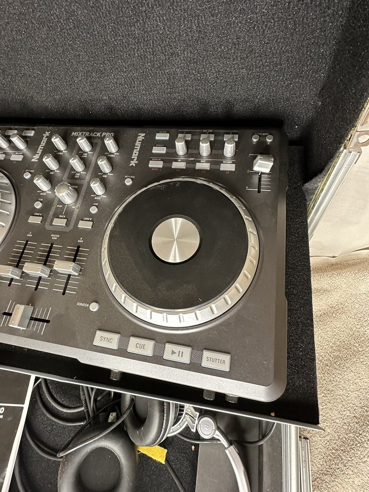 Numark Mixtrack Pro Standalone Streaming DJ Controller With Case